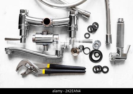 Über der Ansicht des demontierten Wasserhahns der Dusche Stockfoto