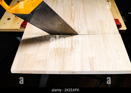 Seitenansicht der Handsäge zum Sägen von massiven Holzbrettern Stockfoto