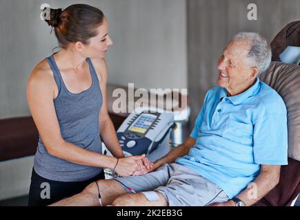 Wie fühlen Sie sich. Aufnahme eines älteren Mannes, der eine Physiotherapie-Sitzung hatte. Stockfoto