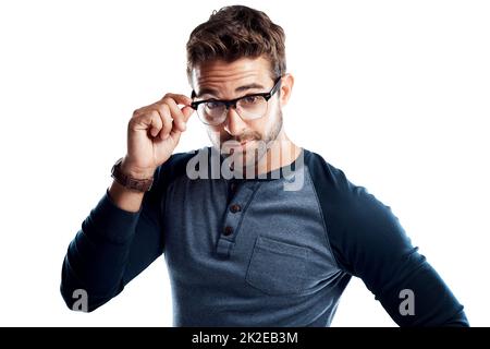 Siehst du, was ich sehe? Studioporträt eines jungen Mannes, der vor weißem Hintergrund posiert. Stockfoto