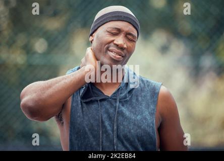 Sport, Verletzung und Hals des schwarzen Mannes in Massage Übung Schmerzen und Notfall im Freien. Afrikanischer Mann, der an Muskelschmerzen, Verspannungen und Gelenkschmerzen leidet Stockfoto