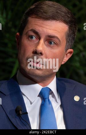 Austin, TX, USA. 22. September 2022. Der US-Verkehrsminister PETE BUTTIGIEG eröffnet das Texas Tribune Festival 2022 mit einem Interview mit dem Tribune-Redakteur Evan Smith (nicht gezeigt) im historischen Paramount Theatre in der Innenstadt von Austin. Buttigieg ist das erste offen schwule Kabinettsmitglied in der Geschichte der USA. (Bild: © Bob Daemmrich/ZUMA Press Wire) Stockfoto