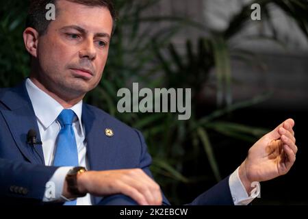 Austin, TX, USA. 22. September 2022. Der US-Verkehrsminister PETE BUTTIGIEG eröffnet das Texas Tribune Festival 2022 mit einem Interview mit dem Tribune-Redakteur Evan Smith (nicht gezeigt) im historischen Paramount Theatre in der Innenstadt von Austin. Buttigieg ist das erste offen schwule Kabinettsmitglied in der Geschichte der USA. (Bild: © Bob Daemmrich/ZUMA Press Wire) Stockfoto