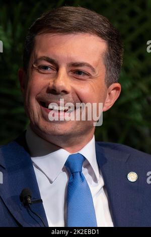 Austin, TX, USA. 22. September 2022. Der US-Verkehrsminister PETE BUTTIGIEG eröffnet das Texas Tribune Festival 2022 mit einem Interview mit dem Tribune-Redakteur Evan Smith (nicht gezeigt) im historischen Paramount Theatre in der Innenstadt von Austin. Buttigieg ist das erste offen schwule Kabinettsmitglied in der Geschichte der USA. (Bild: © Bob Daemmrich/ZUMA Press Wire) Stockfoto