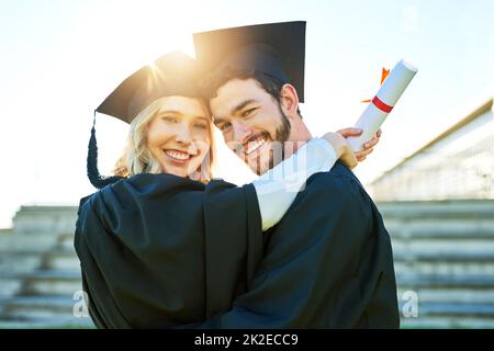 Es ist auch ein großer Meilenstein in unserer Beziehung. Portrait von zwei Studenten am Abschlusstag. Stockfoto