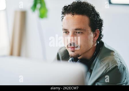 Lassen Sie uns heute noch etwas erledigen. Aufnahme eines jungen Geschäftsmannes, der in einem Büro einen Computer benutzt. Stockfoto