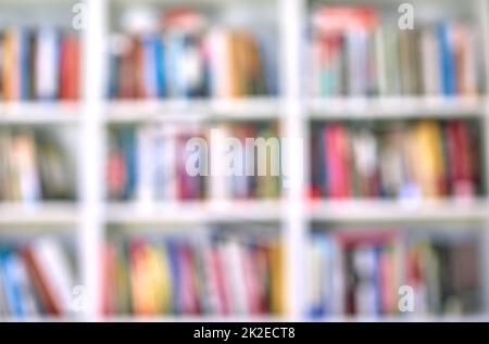 Blurrred - Bücher, Bücherregale und Bibliothek. Verwenden Sie als Hintergrund den vollen Speicherplatz. Stockfoto