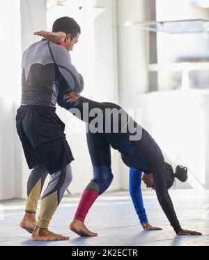 HES ein praktischer Sensei-Typ. In voller Länge einen Jiu-Jitsu-Sensei, der während eines Kurses mit einem seiner Schüler streitet. Stockfoto