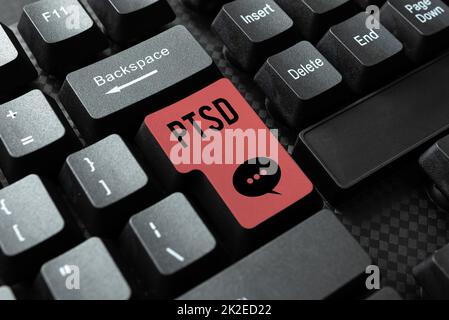 Handschriftliches Schild PTSD. Business Showcase Post traumatische Belastungsstörung psychische Erkrankung Trauma Angst Depression Schreiben Online Recherche Textanalyse, Transkription aufgezeichneter Voice-E-Mails Stockfoto