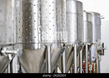 Getränke für die Menschen machen. Aufnahme der Arbeiten einer Mikrobrauerei. Stockfoto