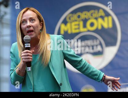 Giorgia Meloni, Vorsitzende der italienischen rechtsextremen Partei ‘Fratelli d'Italia’ (Brüder Italiens), nimmt am 13. September 2022 im Rahmen des Wahlkampfs für die Parlamentswahlen in Turin, Italien, an einer Kundgebung Teil. Die Italiener stehen am 25. September bei den Parlamentswahlen an der Wahl. Foto von Eric Vandeville/ABACAPRESS.COM Stockfoto