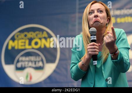 Giorgia Meloni, Vorsitzende der italienischen rechtsextremen Partei ‘Fratelli d'Italia’ (Brüder Italiens), nimmt am 13. September 2022 im Rahmen des Wahlkampfs für die Parlamentswahlen in Turin, Italien, an einer Kundgebung Teil. Die Italiener stehen am 25. September bei den Parlamentswahlen an der Wahl. Foto von Eric Vandeville/ABACAPRESS.COM Stockfoto