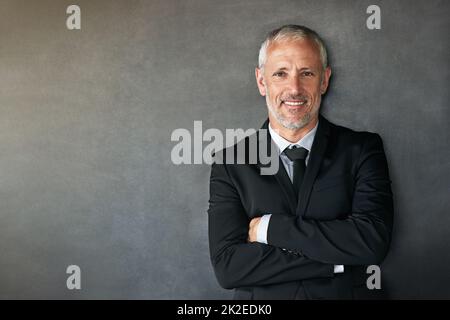 Was es bedeutet, weißer Kragen zu sein. Kurzer Schuss eines gutaussehenden, reifen Geschäftsmannes in Firmenkleidung. Stockfoto