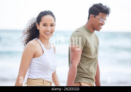 Genießen Sie unsere Sommertage. Aufnahme eines jungen Paares, das einen Tag am Strand genießt. Stockfoto