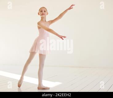 Tanzdesign ist nicht einfach nur ein Element. Aufnahme einer jungen Ballerina, die in einem Studio tanzt. Stockfoto