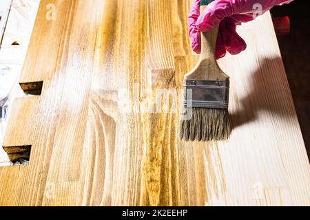 Neues Holzregal ist mit Holzbeize bedeckt Stockfoto