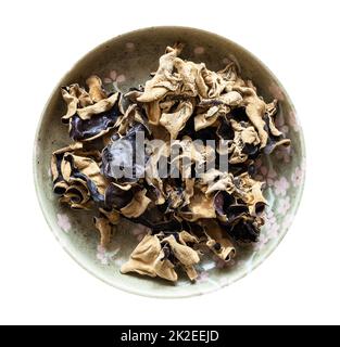 Getrockneter ohrpilz aus chinesischem Holz in Schüssel isoliert Stockfoto