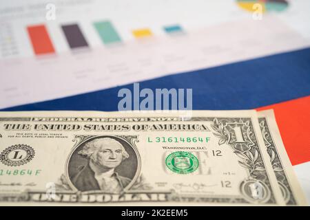 US-Dollar-Banknote auf russischer Flagge mit grafischem Hintergrund, Geschäfts- und Finanzkonzept. Stockfoto