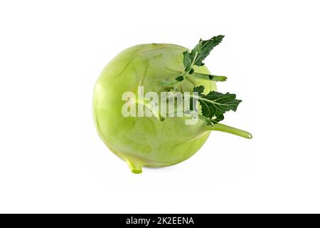 Kohlrabi mit grünen Blättern auf weiß isoliert Stockfoto