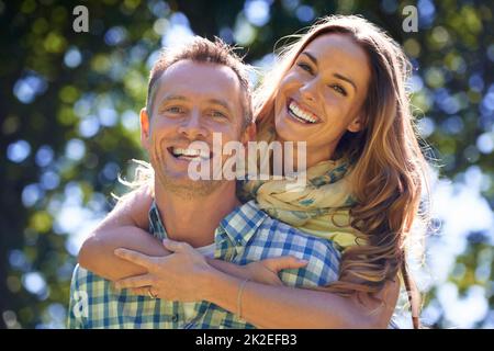 Waren so verliebt. Porträt eines liebevollen Paares draußen in der Sommersonne. Stockfoto