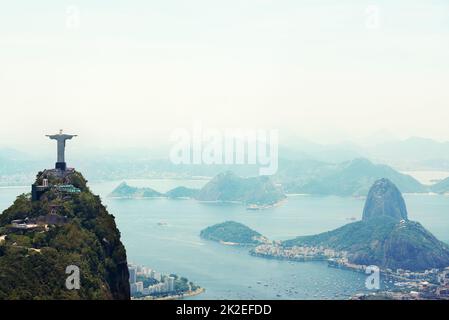 Es ist das Symbol des brasilianischen Christentums. Aufnahme des Christusdenkmals in Rio de Janeiro, Brasilien. Stockfoto