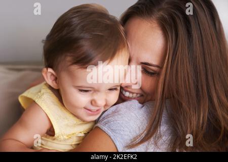 Was für ein kleines Liebesbündel. Aufnahme eines entzückenden kleinen Babys und ihrer Mutter, die einen süßen Moment miteinander teilen. Stockfoto