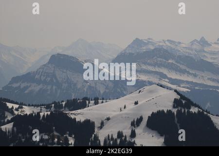 Schöne geformte Berge im Kanton Schwyz. Stockfoto