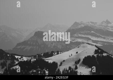 Der Fronalpstock und andere Berge von Rigi Kulm aus gesehen. Stockfoto