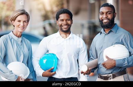 Ingenieurporträt, Architektenarbeit und Lächeln für die Zusammenarbeit im Team bei der Baugestaltung in der Stadt, bei der Arbeit an der Bauarchitektur und glücklich mit Stockfoto