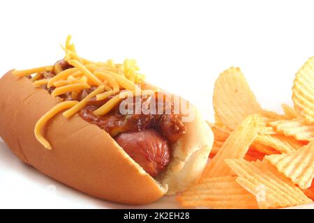 Hot Dog mit Chili und Käse mit Chips isoliert auf Weiß Stockfoto