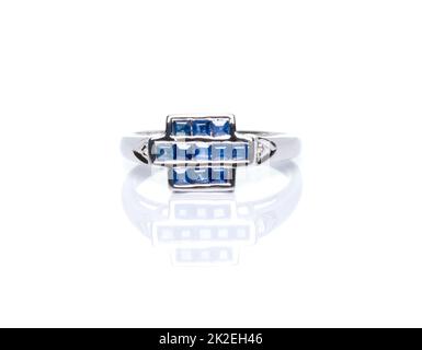 Blaue Saphire Schmuck oder Edelsteine Ring auf weißem Hintergrund mit Reflexion. Kollektion von natürlichen Edelsteinen Accessoires. Studioaufnahme Stockfoto