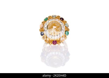 Golden Rutilated Quartz und Diamanten mit neun Edelsteinen Ring auf weißem Hintergrund mit Reflexion. Sammlung von Accessoires für natürliche Edelsteine. Studioaufnahme Stockfoto