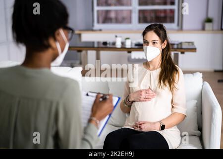 Doula Care Und Schwangere Patientin Stockfoto