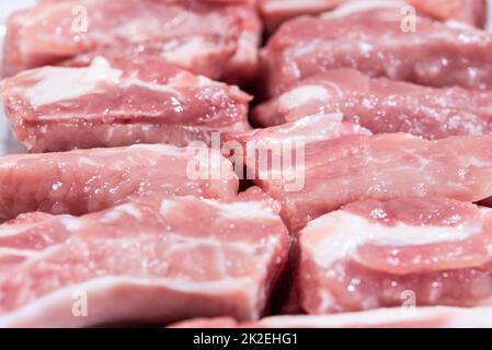 Großpackung rohe Schweinerippchen Stockfoto