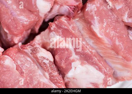 Großpackung rohe Schweinerippchen Stockfoto