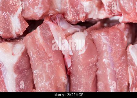 Großpackung rohe Schweinerippchen Stockfoto