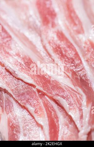 Nahpackung mit frischen Schweinefleischscheiben Stockfoto