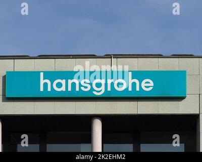 TURIN - CA. FEBRUAR 2022: Hansgrohe-Schild für die Ladenfront Stockfoto