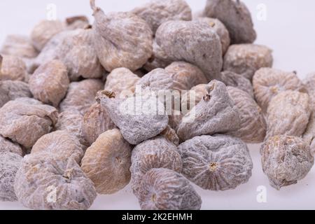 Getrocknete Feigen mit Reismehl bestreut. Stockfoto