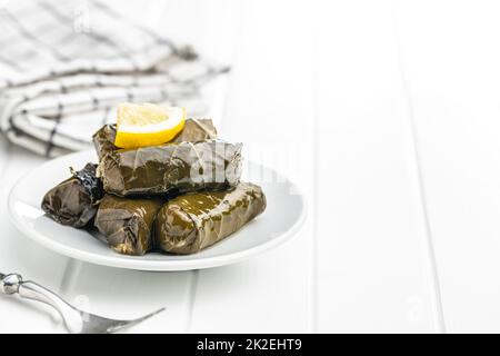 Dolmades. Gefüllte Weinblätter. Griechische Vorspeise auf dem Teller. Stockfoto