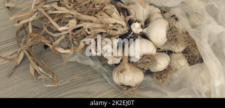 Ein Haufen getrockneter Knoblauch - viele getrocknete Knoblauchköpfe, Nahaufnahme getrockneter Knoblauch in einem Haufen Stockfoto