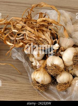 Ein Haufen getrockneter Knoblauch - viele getrocknete Knoblauchköpfe, Nahaufnahme getrockneter Knoblauch in einem Haufen Stockfoto