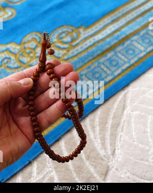 Ramadan-Monat und Gebetsvorleger im Islam, Gebetsvorleger und Rosenkranz zum Beten im Ramadan Stockfoto