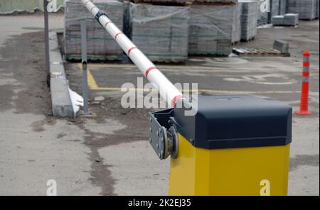 Parkeingangsbarriere, automatische Parkeingangsbarriere Stockfoto