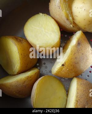 Gekochte ganze Kartoffeln in einer Schüssel, gekochte Kartoffeln in Wasser, gekochte Kartoffeln mit Nahaufnahme Stockfoto