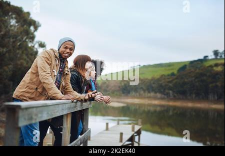 Wir bevorzugen die weniger befahrene Straße. Aufnahme eines jungen Mannes, der sich auf einem Wochenendausflug im Freien aufhalte. Stockfoto