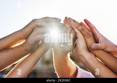 Positive Partnerschaften. Aufnahme einer Gruppe von Händen, die sich aneinander halten. Stockfoto