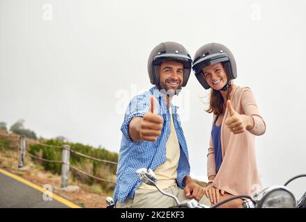 Waren bereit, auf die Straße zu gehen. Aufnahme eines abenteuerlichen Paares, das auf einem Motorrad unterwegs ist. Stockfoto