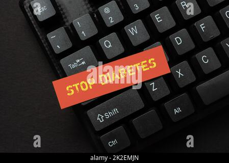 Inspiration mit Zeichen Stop Diabetes. Das Wort, das auf den Blutzuckerspiegel geschrieben wird, ist höher als normal Injizieren Insulin Alte Arbeitsblattdaten, Abstract Typing Online Reservierungslisten Stockfoto