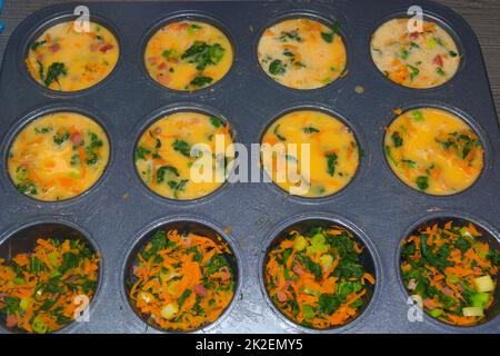 Frisch gebackene vegetarische Muffins in einer Muffin-Dose Stockfoto